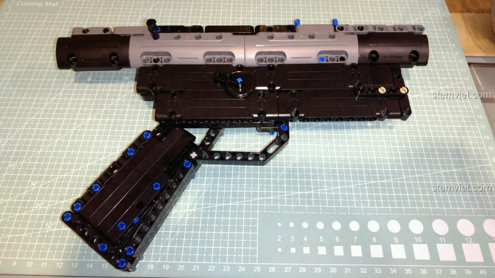 Gắn tay cầm vào thân súng trong quá trình đánh giá CaDA 81006 Súng MP5, mô hình dần hoàn thiện.