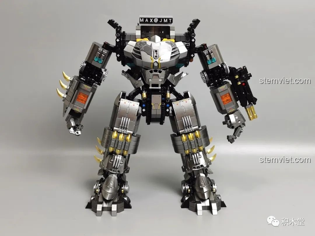 Mô hình Robot Batmech Hạng Nặng với đầy đủ thân, chân và tay đã được lắp ráp, gần như hoàn chỉnh.