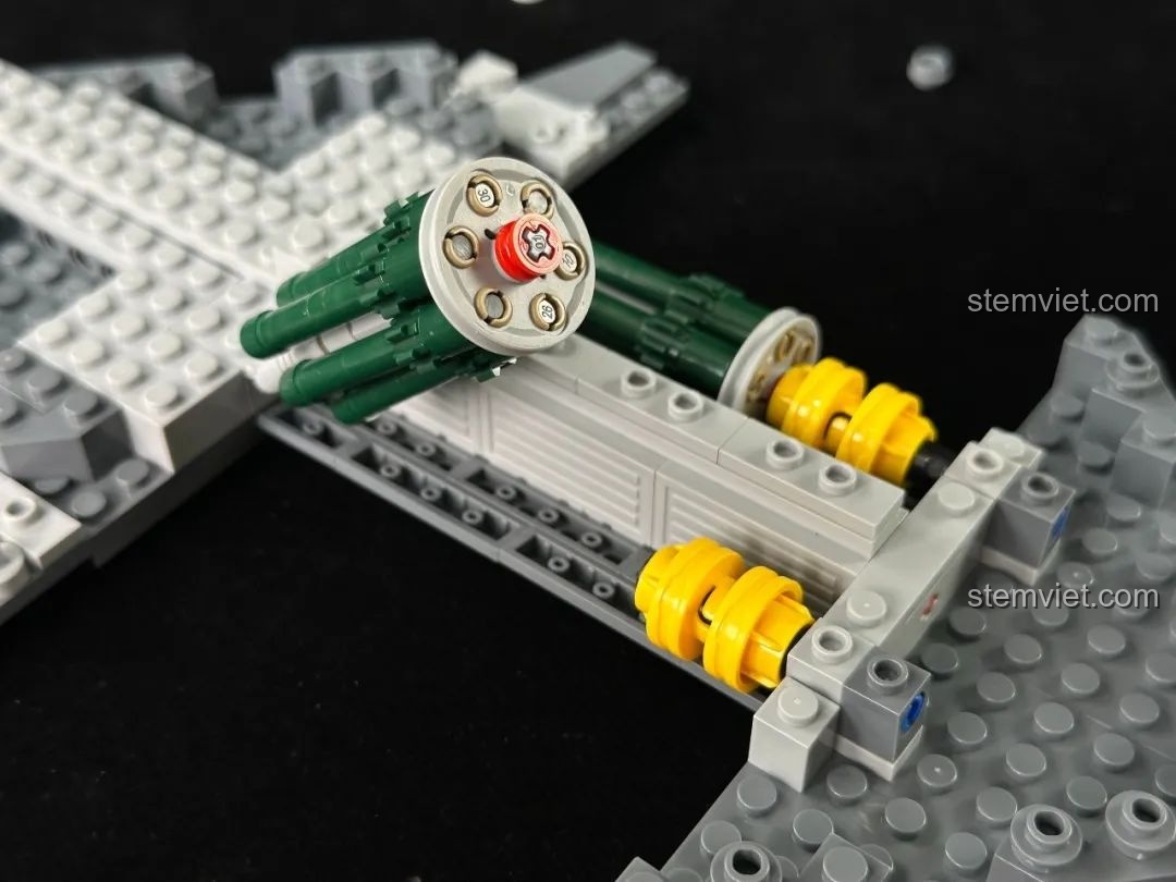 Gắn các cụm tên lửa vào khoang chứa bom của mô hình Sát thủ tàng hình H-20 Panlos Brick.