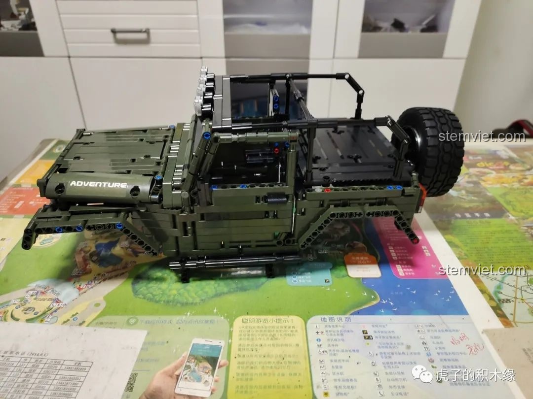 Quá trình gắn thân vỏ vào khung gầm của xe Mould King 13124D, chiếc xe đang dần thành hình.