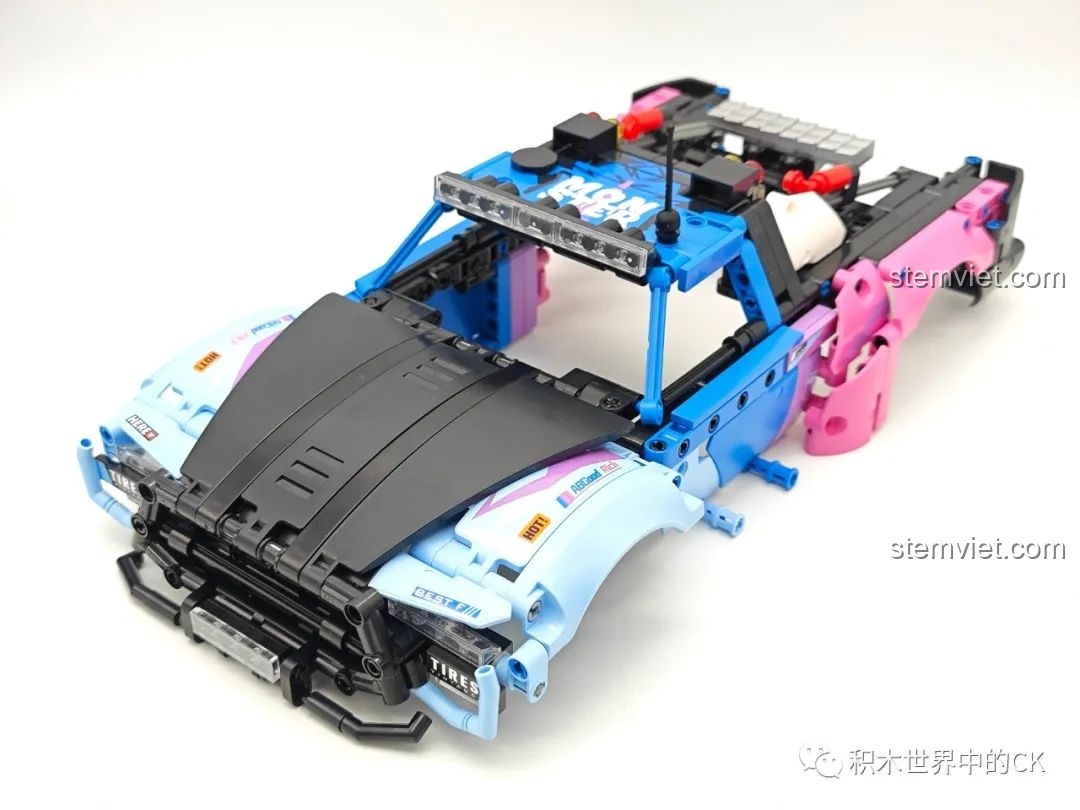 Gắn kết thân vỏ và khung gầm của xe đua sa mạc SEMBO 715006, mô hình sắp hoàn thiện.