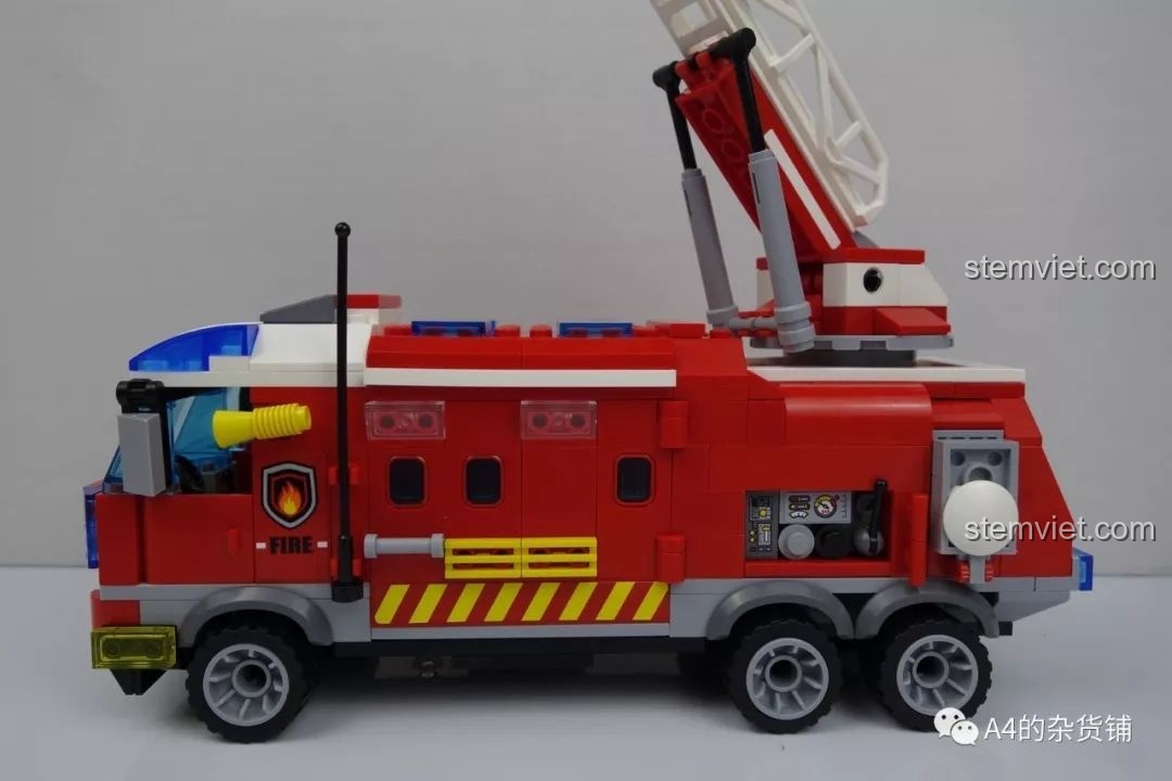 Mô hình xe cứu hỏa QMAN 2807 gần hoàn thiện, chỉ còn thiếu bánh xe, thang đã được gắn vào bệ đỡ.