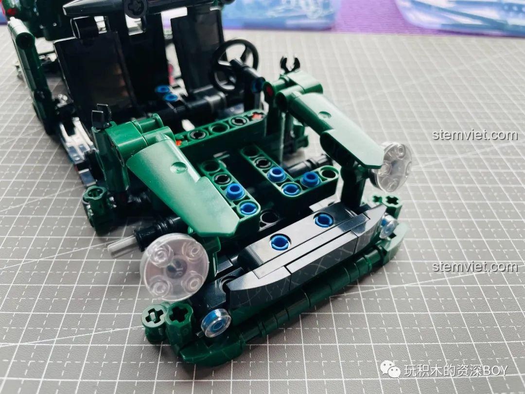 Gắn các trụ A, B, C để hoàn thiện khung cửa sổ, giúp xe trông đầy đặn hơn.