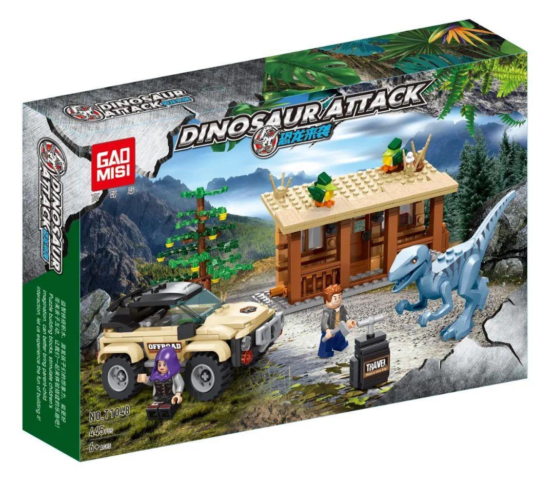 Hộp đồ chơi lắp ghép GAOMISI T1048 Khủng long tấn công, gồm xe địa hình, nhà gỗ và 2 minifigures, phù hợp cho bé trai 6 tuổi.
