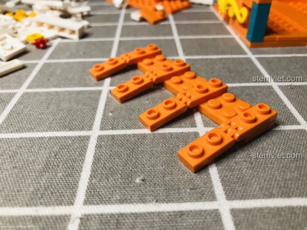 Các tấm chắn của Wekki 506004 Cảnh Thu được gấp lại gọn gàng, chuẩn bị lắp vào phần đế.