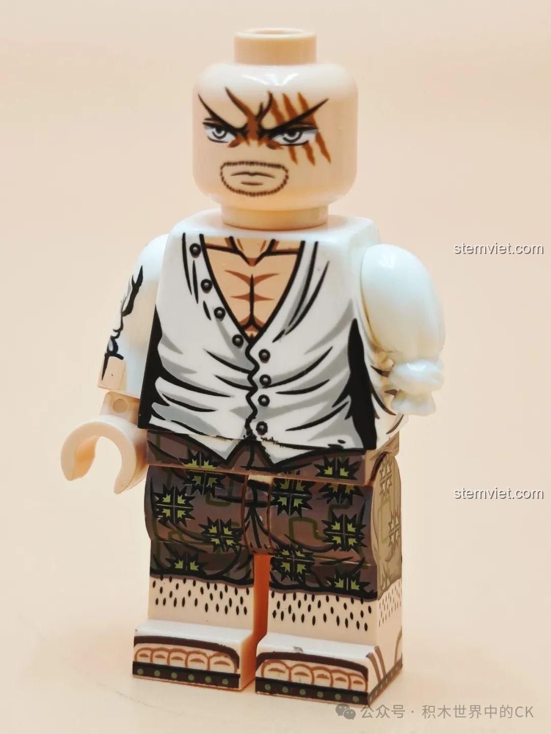 Cận cảnh minifigure Monkey D. Garp XINH X0353, thể hiện chi tiết khuôn mặt và bộ quân phục.
