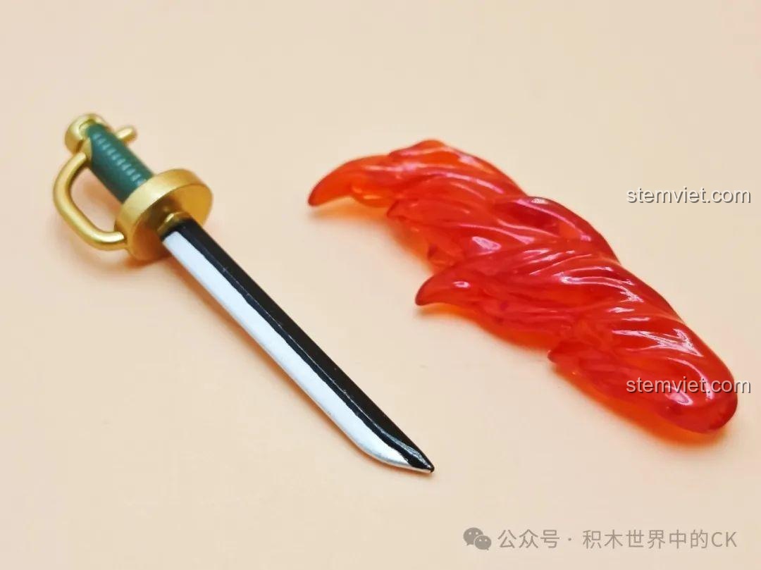 Mặt sau của minifigure Monkey D. Garp XINH X0353, cho thấy chi tiết bộ quân phục.