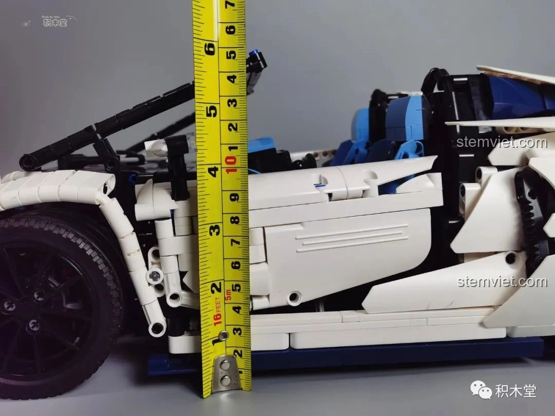 Gạt nước của mô hình Feifan F10002 Lamborghini Aventador SVJ Roadster chỉ di chuyển trên táp-lô.