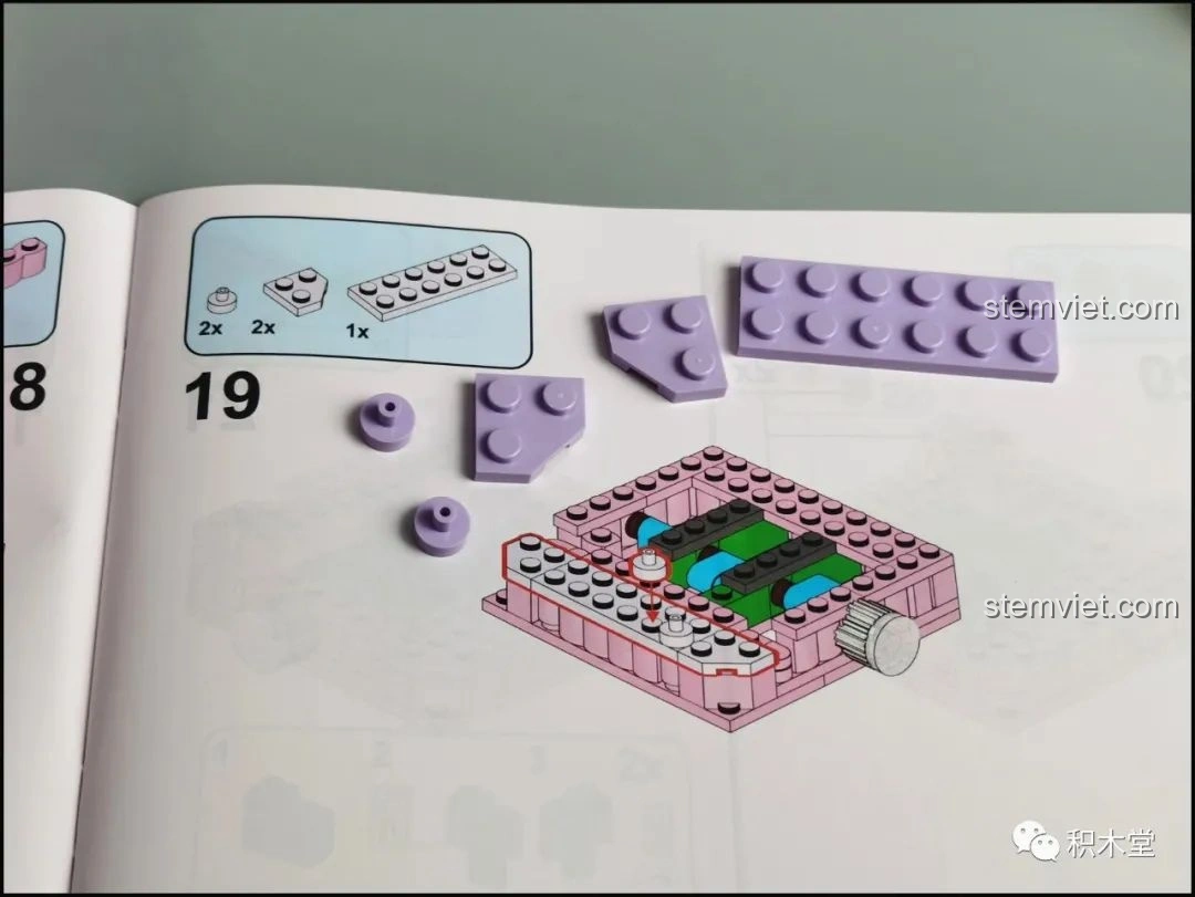 Hai mô hình gấu bông nhỏ màu nâu và vàng của bộ lắp ráp Pantasy Joyside 61004.