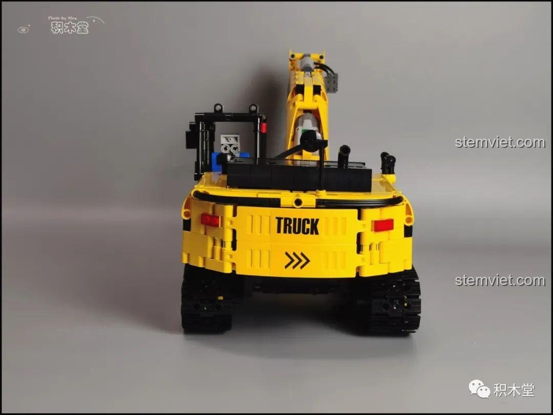 Cận cảnh gầu đào lớn của máy xúc Taigaole T4001, được làm từ một mảnh ghép nguyên khối.