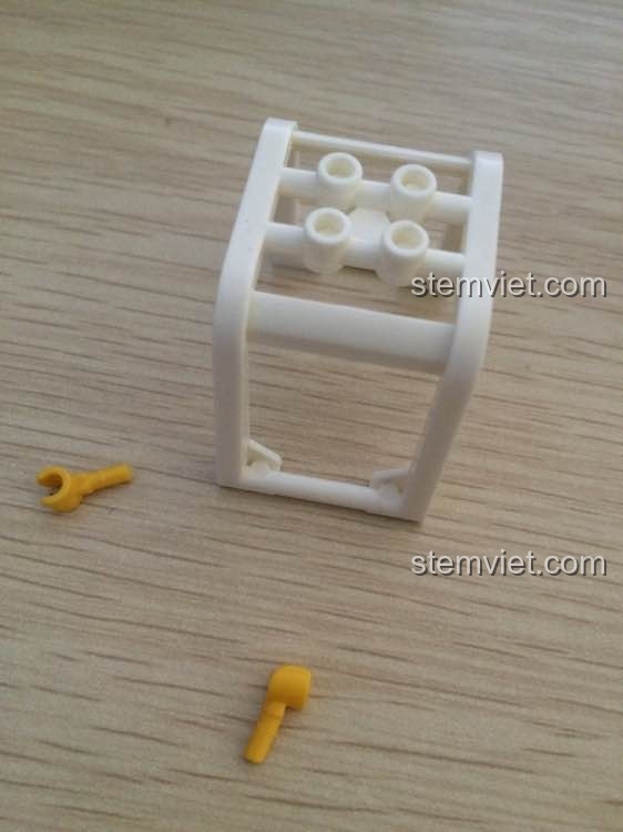 Mô hình Xe Chữa Cháy Nhỏ KY 98202 sau khi lắp ráp hoàn chỉnh cùng minifigure lính cứu hỏa, sẵn sàng cho nhiệm vụ.