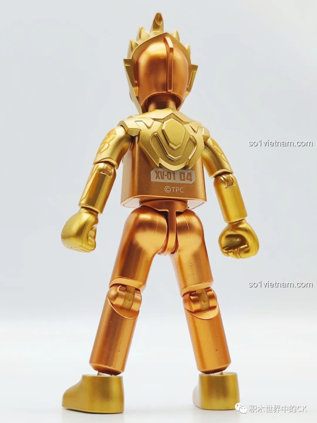 Geed Ultraman với áo choàng và vũ khí trong Bộ Sưu Tập Ultraman 2023.