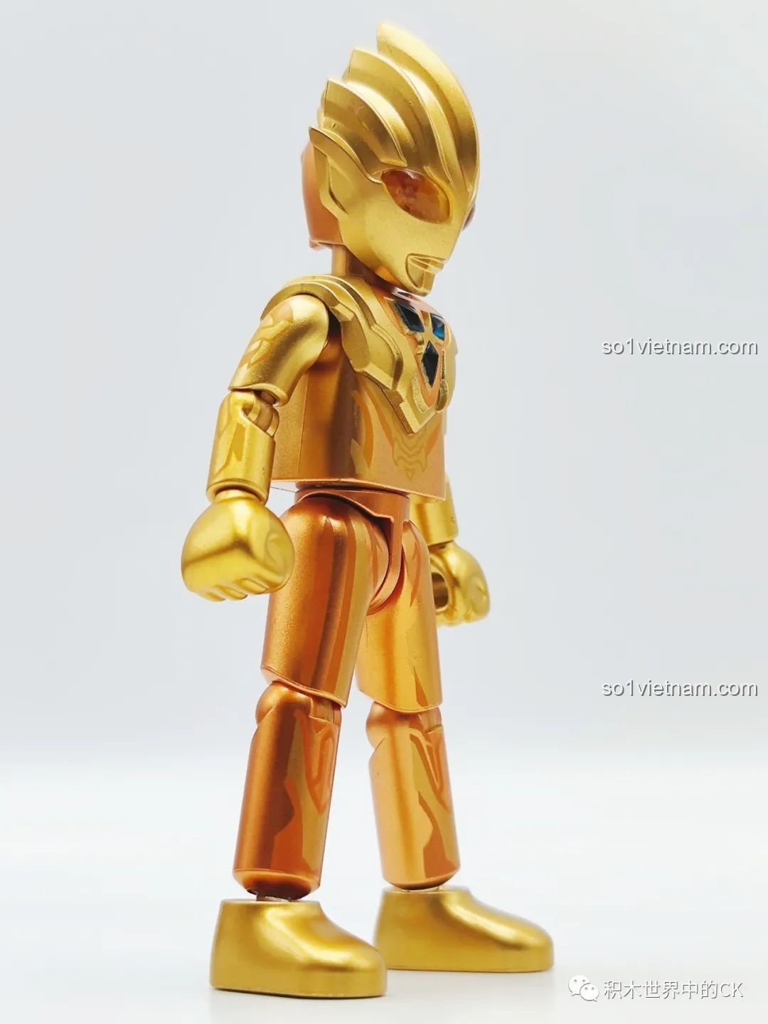 Geed Ultraman trên đế trưng bày trong Bộ Sưu Tập Ultraman 2023.