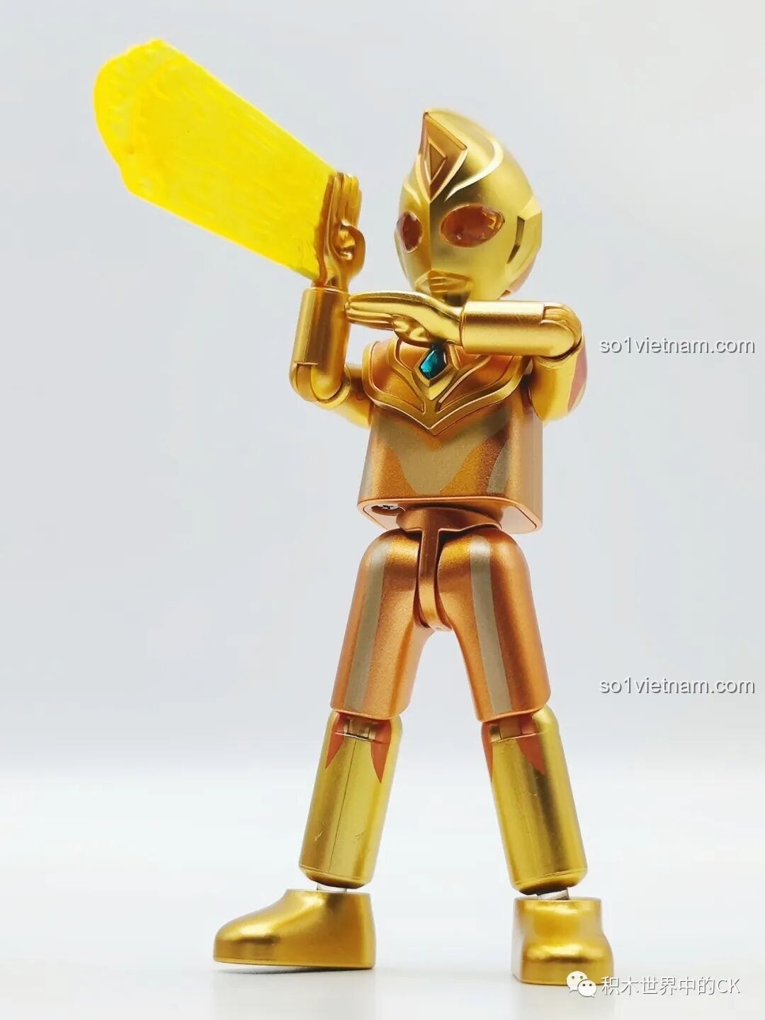 Geed Ultraman Royal Mega Master Form với phụ kiện và áo choàng trong Bộ Sưu Tập Ultraman 2023.