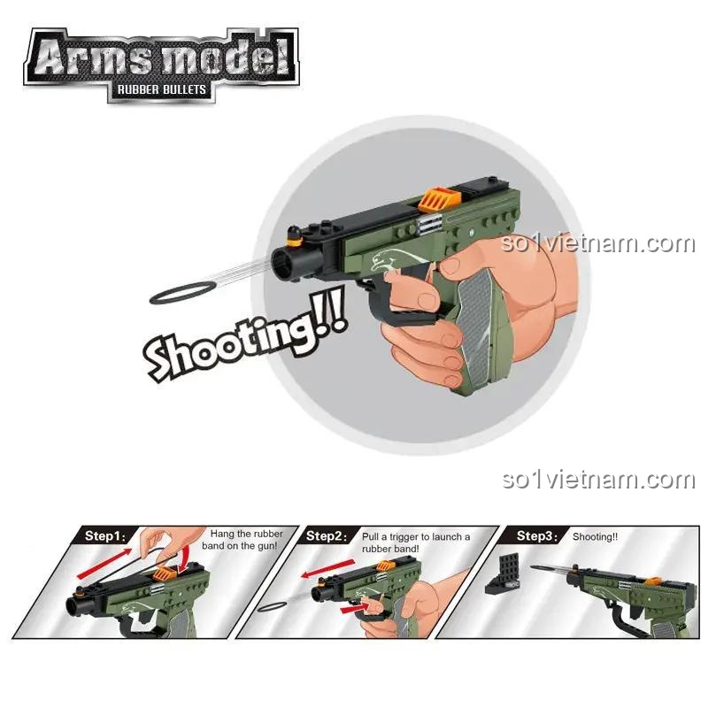 Bé trai 6 tuổi chơi đồ chơi lắp ráp Súng lục Mô Hình Generic QX1002, thể hiện tính năng bắn chun (nịt) với hành động kịch tính.