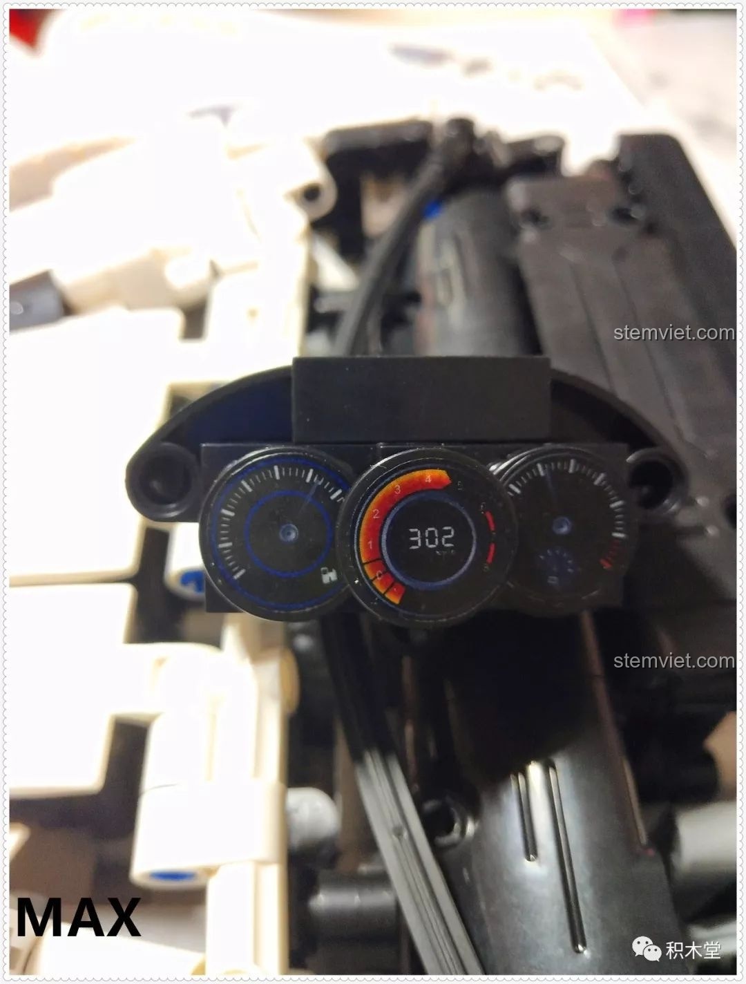 Ghế ngồi và cần số của mô hình Qizhile 23010 Nissan GT-R đang được lắp ráp, thể hiện sự chi tiết của nội thất.