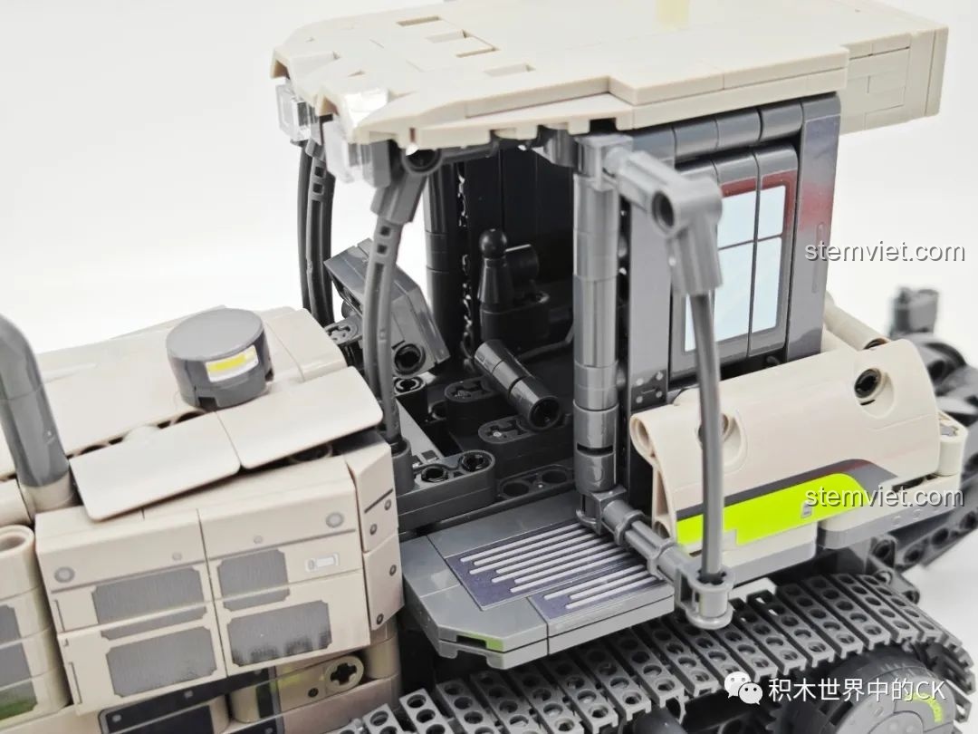 Cận cảnh ghế lái bên trong cabin của bộ xếp hình Xe ủi công trình SEMBO xịn giá rẻ, tăng tính tương tác cho bé.