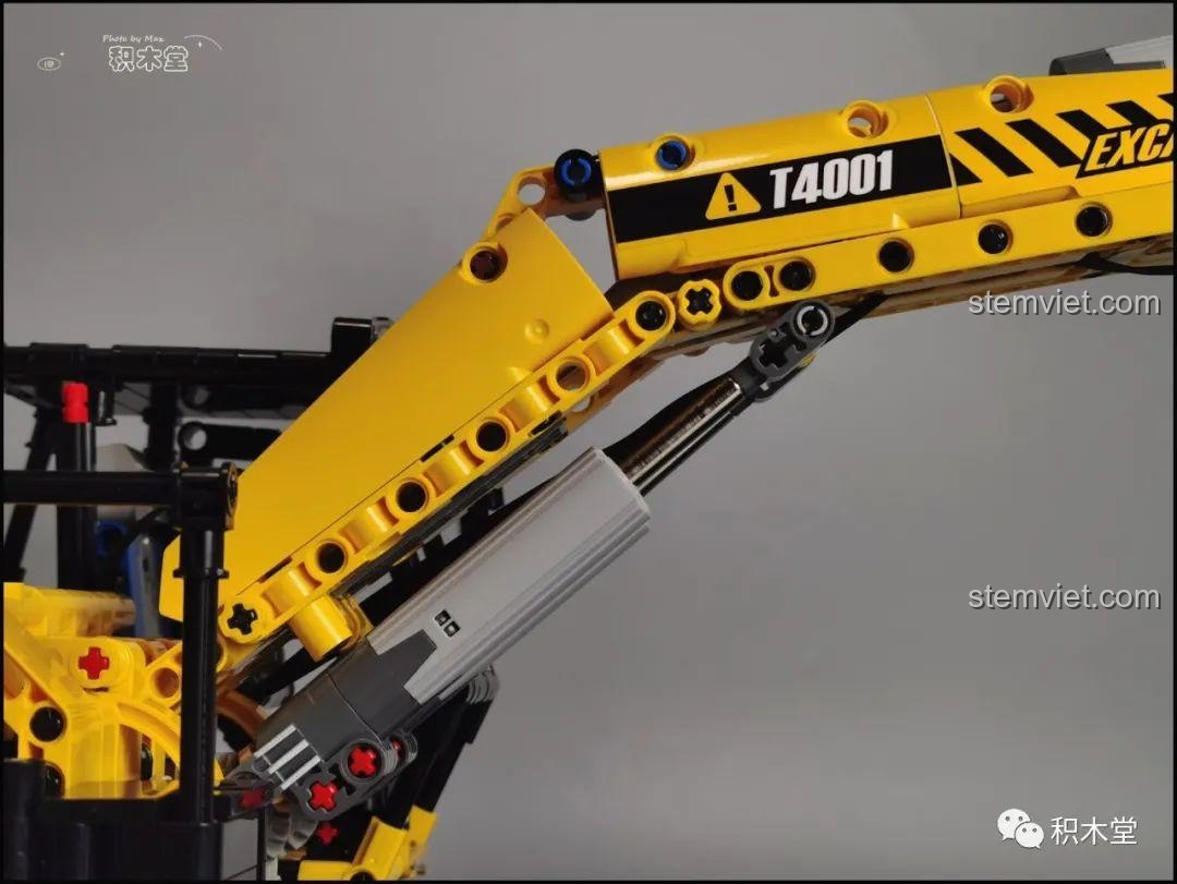 Ghế ngồi và cần điều khiển bên trong buồng lái của máy xúc Taigaole T4001.