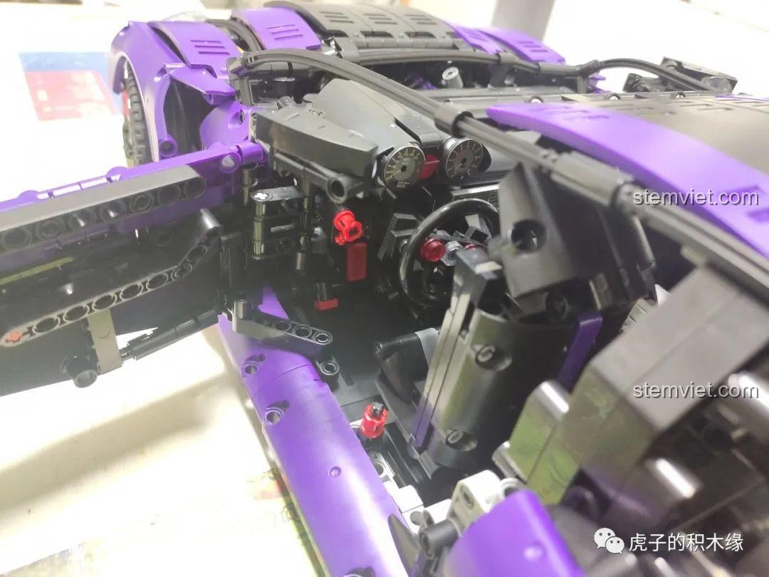 Cận cảnh ghế ngồi của mô hình Aston Martin Vantage GT3 KaCo Blocks C001, có khả năng nâng hạ và điều chỉnh tiến lùi.