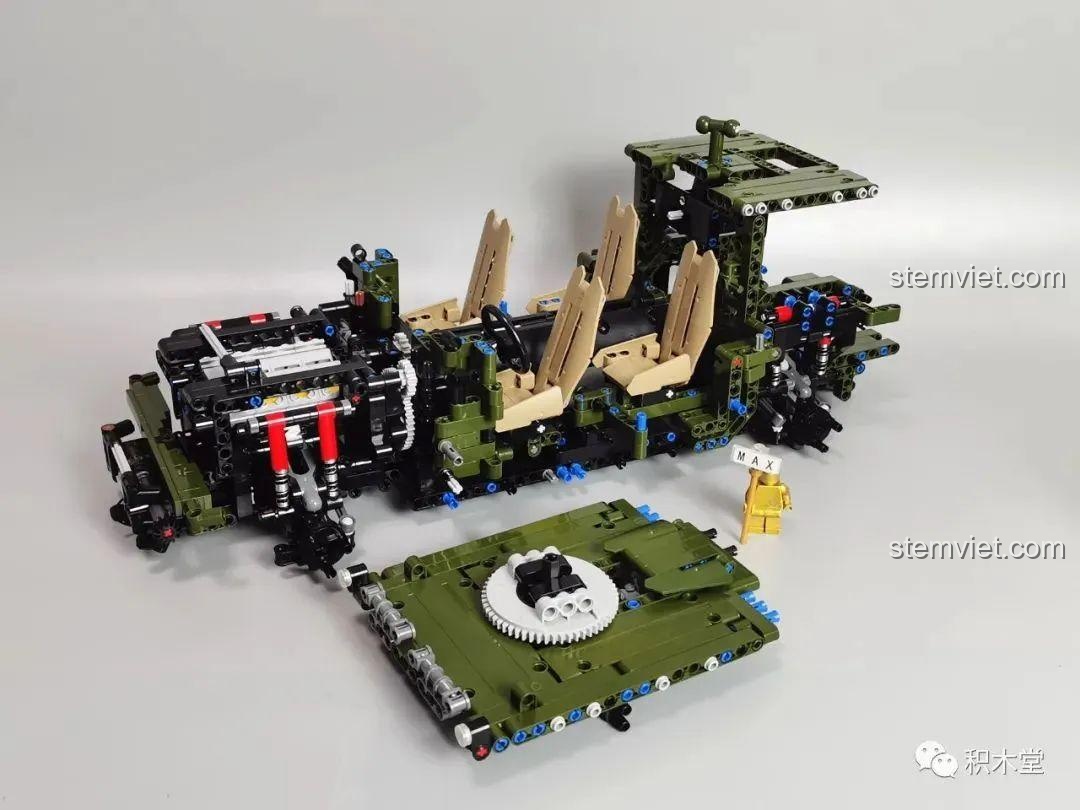 Nội thất với bốn ghế ngồi và mâm xoay súng máy trên nóc của Xe Jeep Quân Sự Mạnh Mẽ Taigaole T4015 đang được lắp ráp.