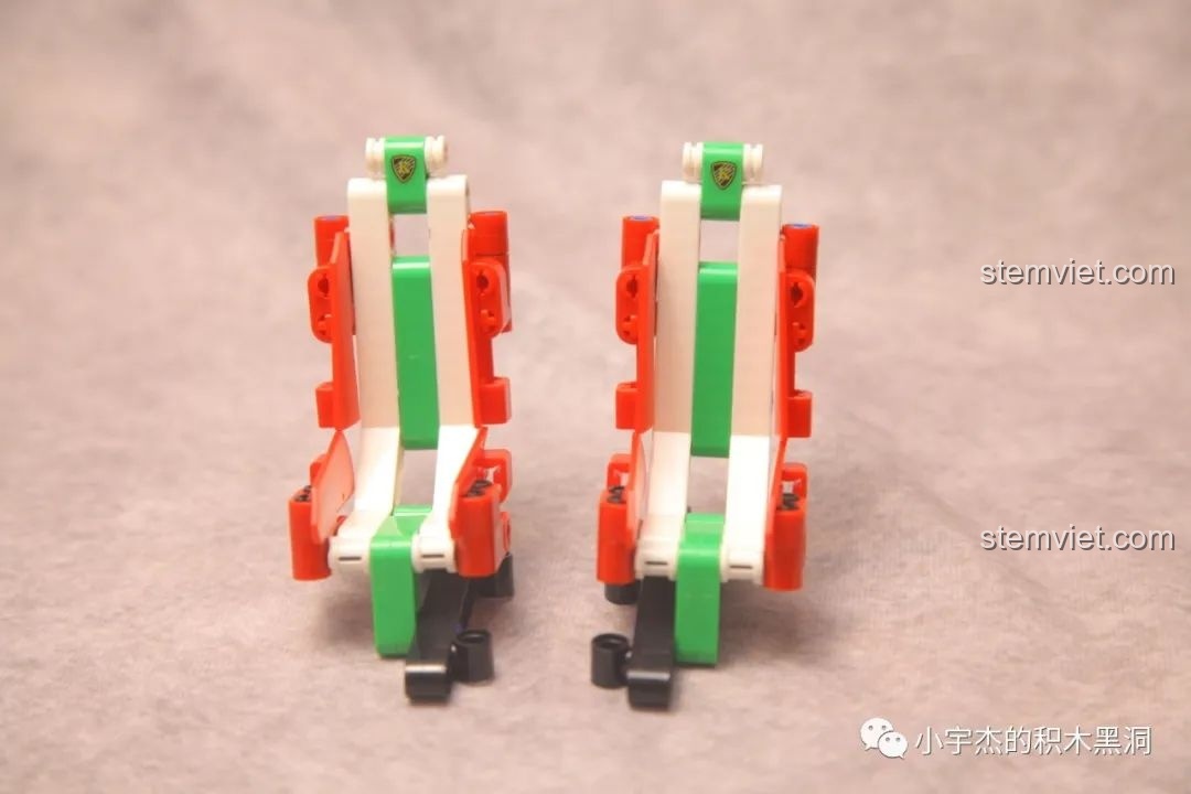 Hai chiếc ghế ngồi của mô hình K-box 10222 được lắp ráp với màu sắc của quốc kỳ Ý, một chi tiết thiết kế tinh tế.