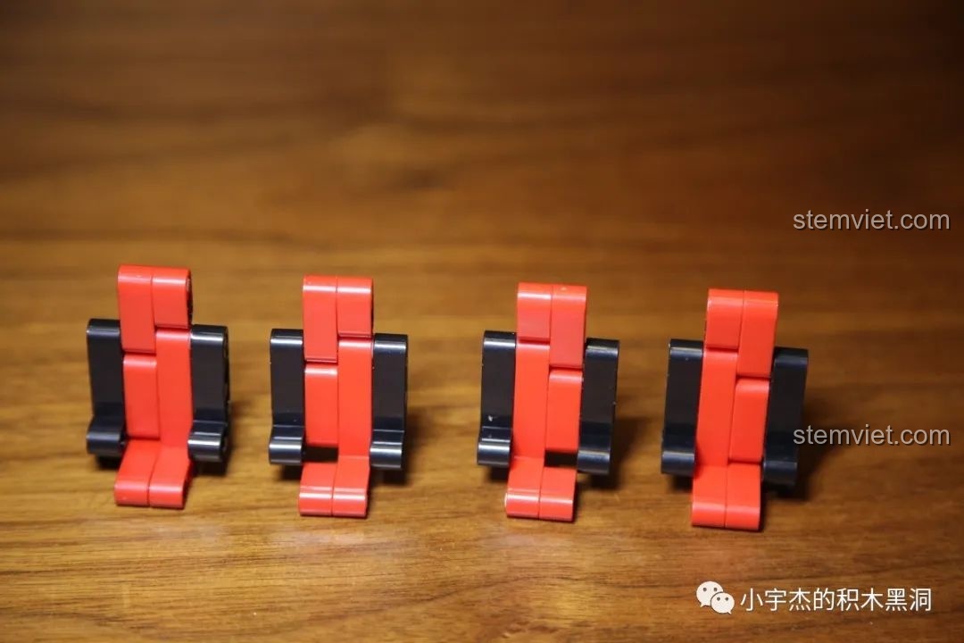 Bốn chiếc ghế ngồi màu đỏ và đen của xe Mould King 13069, thiết kế đơn giản nhưng nổi bật.