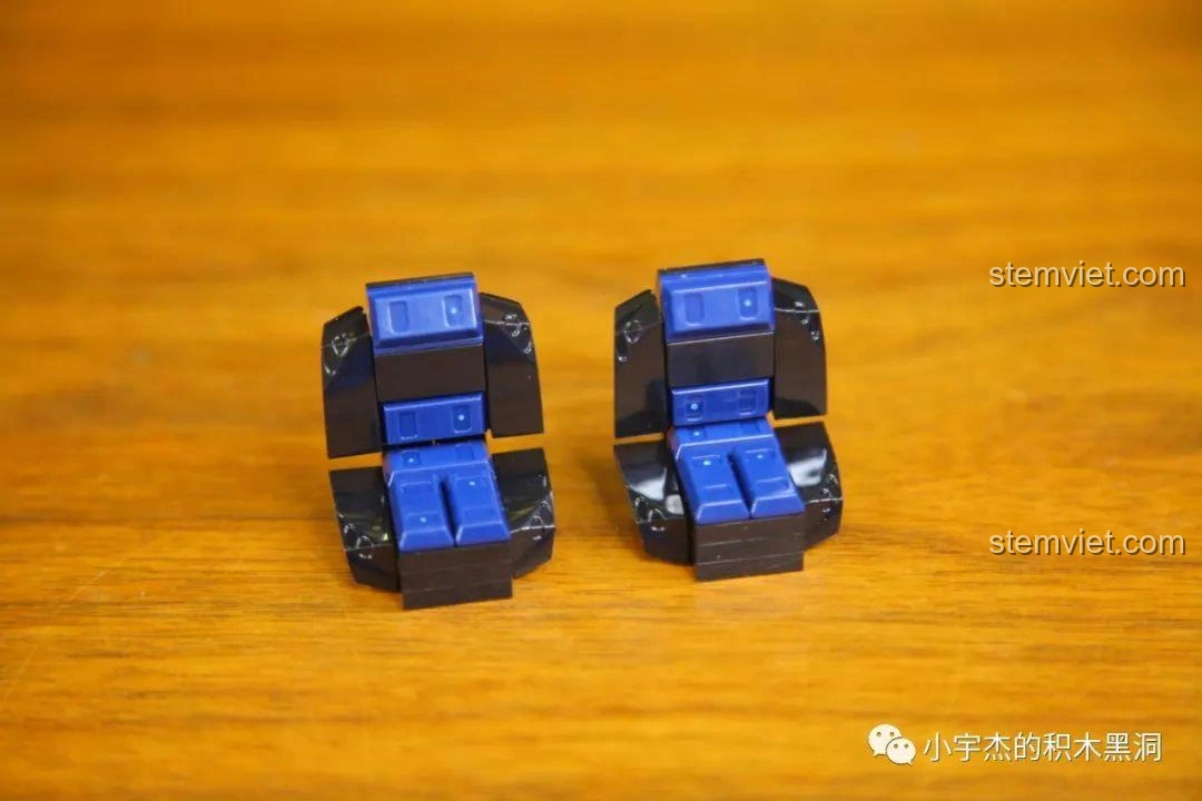 Hai chiếc ghế ngồi riêng biệt của mô hình xe lắp ráp Subaru Impreza 22B STi Version.