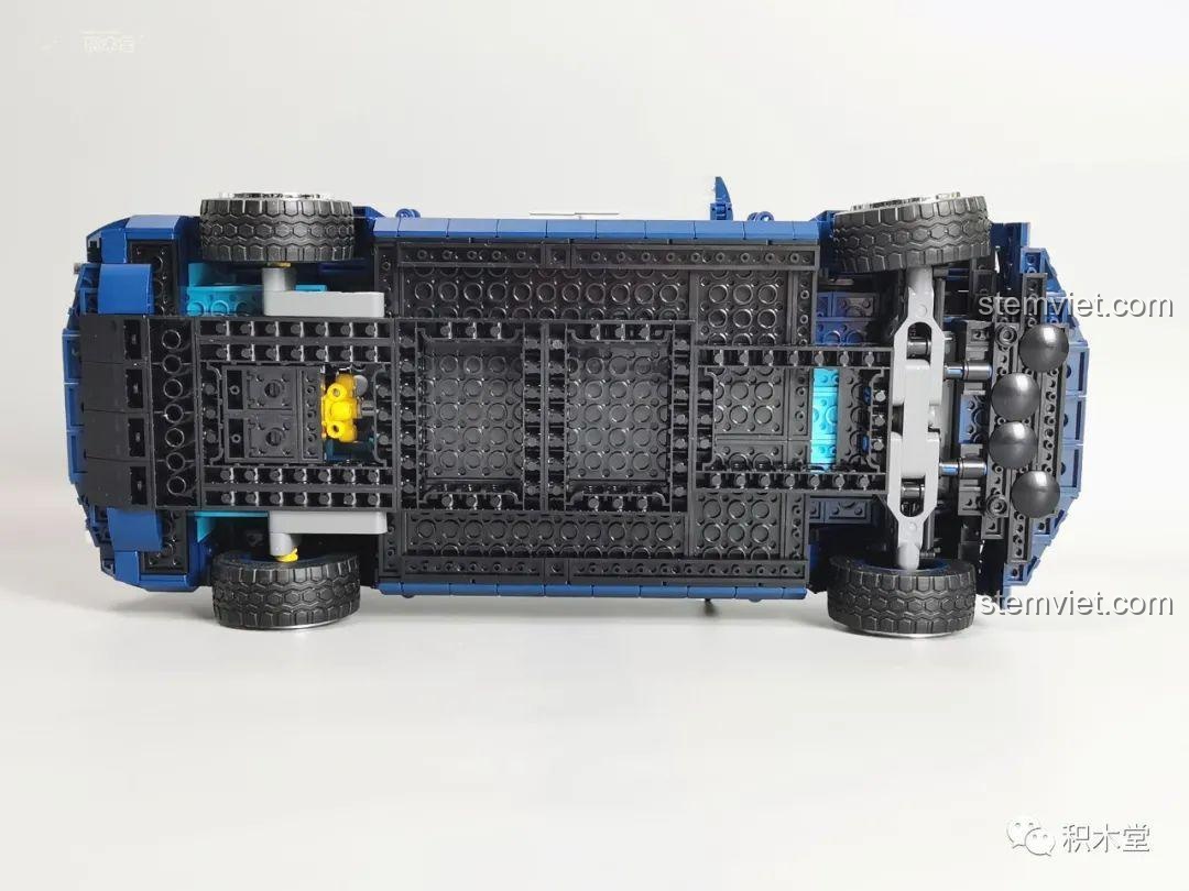 Ghế phụ bên trong cốp sau của Rolls-Royce Cullinan Mould King 10017.