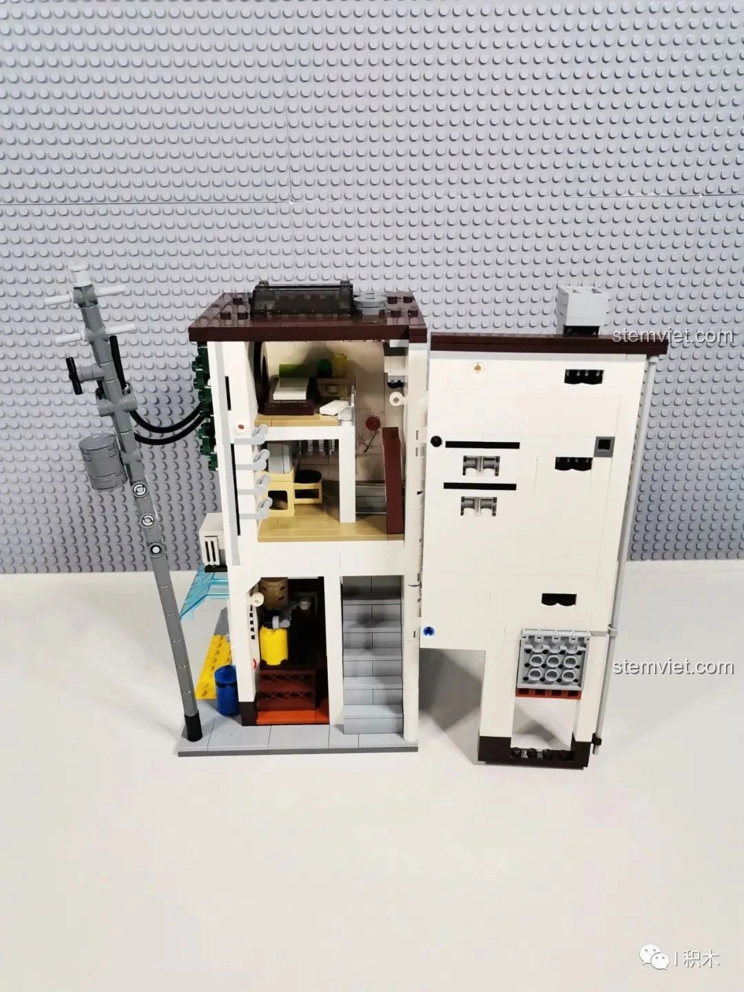 Ghế ngồi quá cao so với tỉ lệ người trong mô hình CaDA C66006