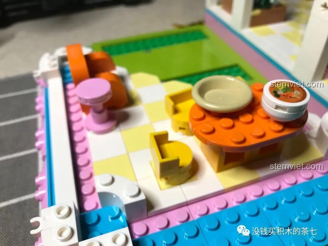 Cận cảnh chiếc ghế sofa màu cam được lắp ráp từ các chi tiết độc đáo của bộ SEMBO 604003.