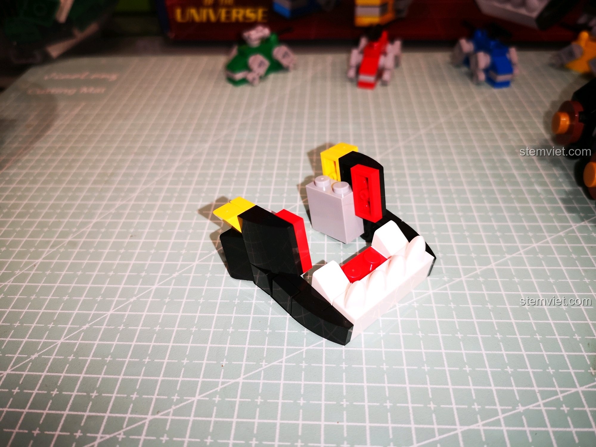 Ghép các mảnh chi tiết để tạo thành phần đầu của Sư tử Đen.