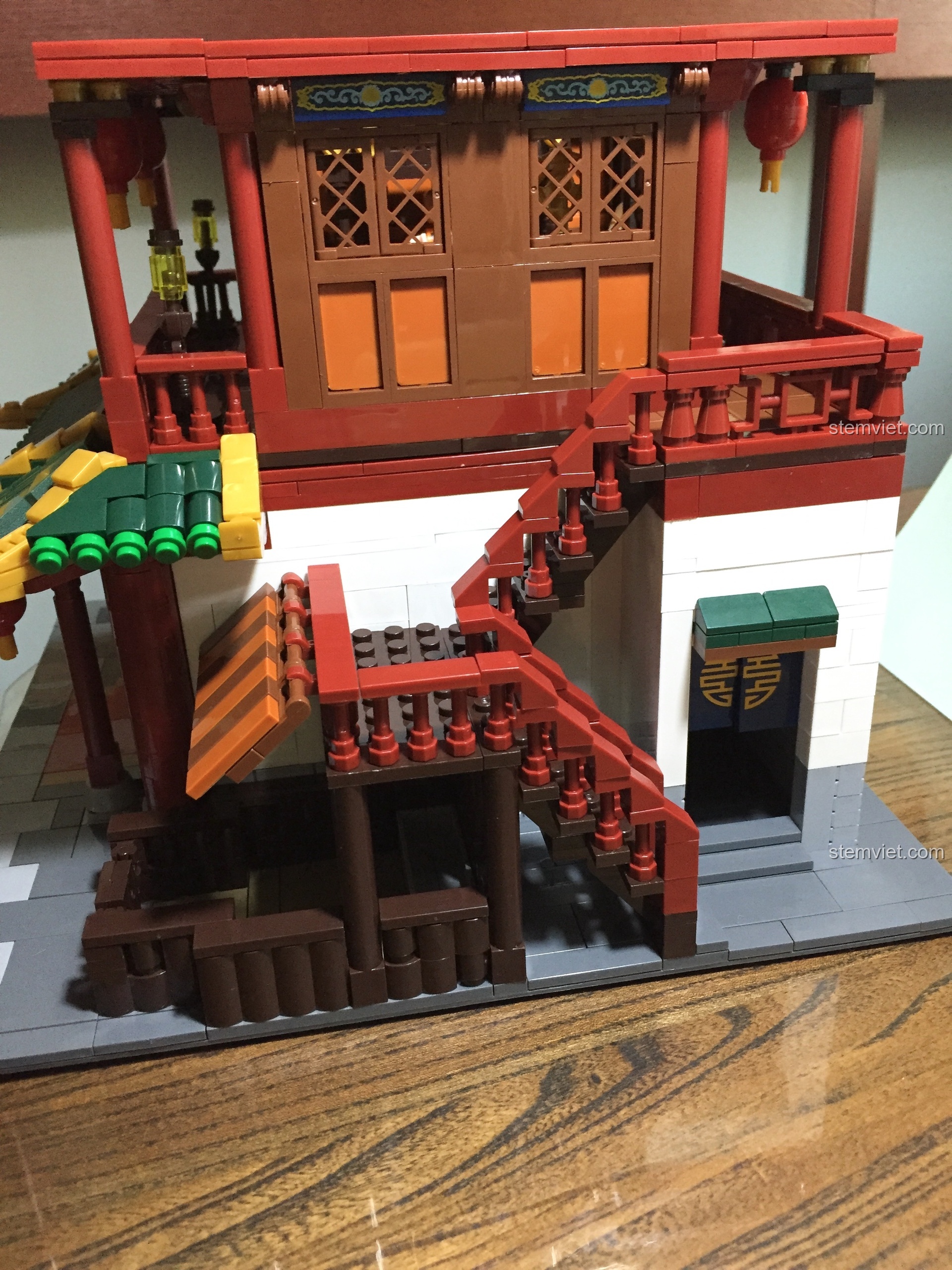 Mô hình Vạn Phúc Khách Sạn sau khi ghép tầng một và tầng hai lại với nhau, nhìn từ phía sau.