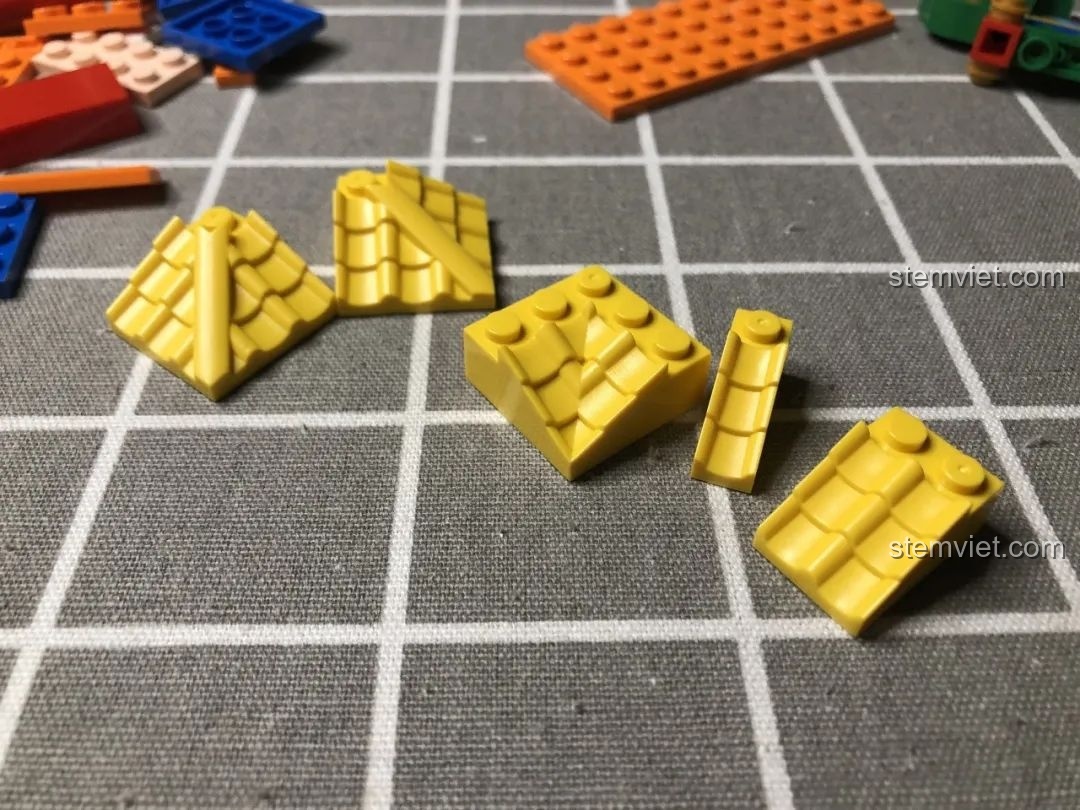 Phần mái được đặt lên cấu trúc vừa lắp của Wekki 506004 Cảnh Thu, tạo tổng thể hài hòa.