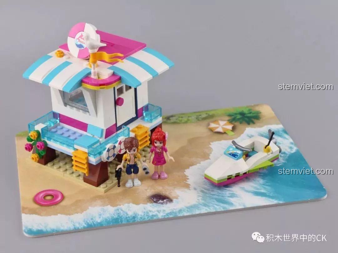 Hai bộ đồ chơi QMAN 2018 và 2019 được ghép lại với nhau tạo thành một bờ biển dài.