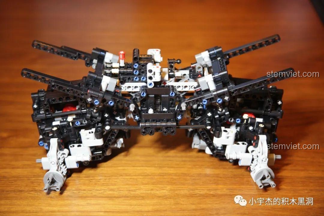 Hai cụm cầu xe được gắn vào khung gầm chính của bộ lắp ráp Happy Build XQ1212D Xe Tải Quái Vật.