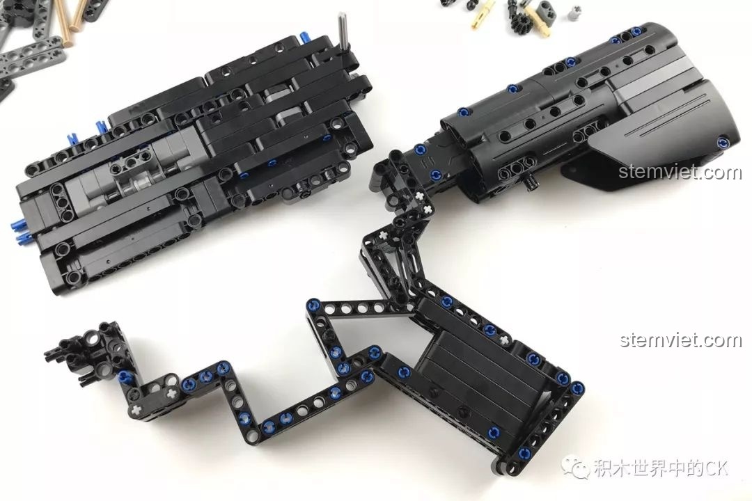 Ghép các bộ phận chính của súng M4A1 CaDA C81005 lại với nhau để tạo thành thân súng hoàn chỉnh.