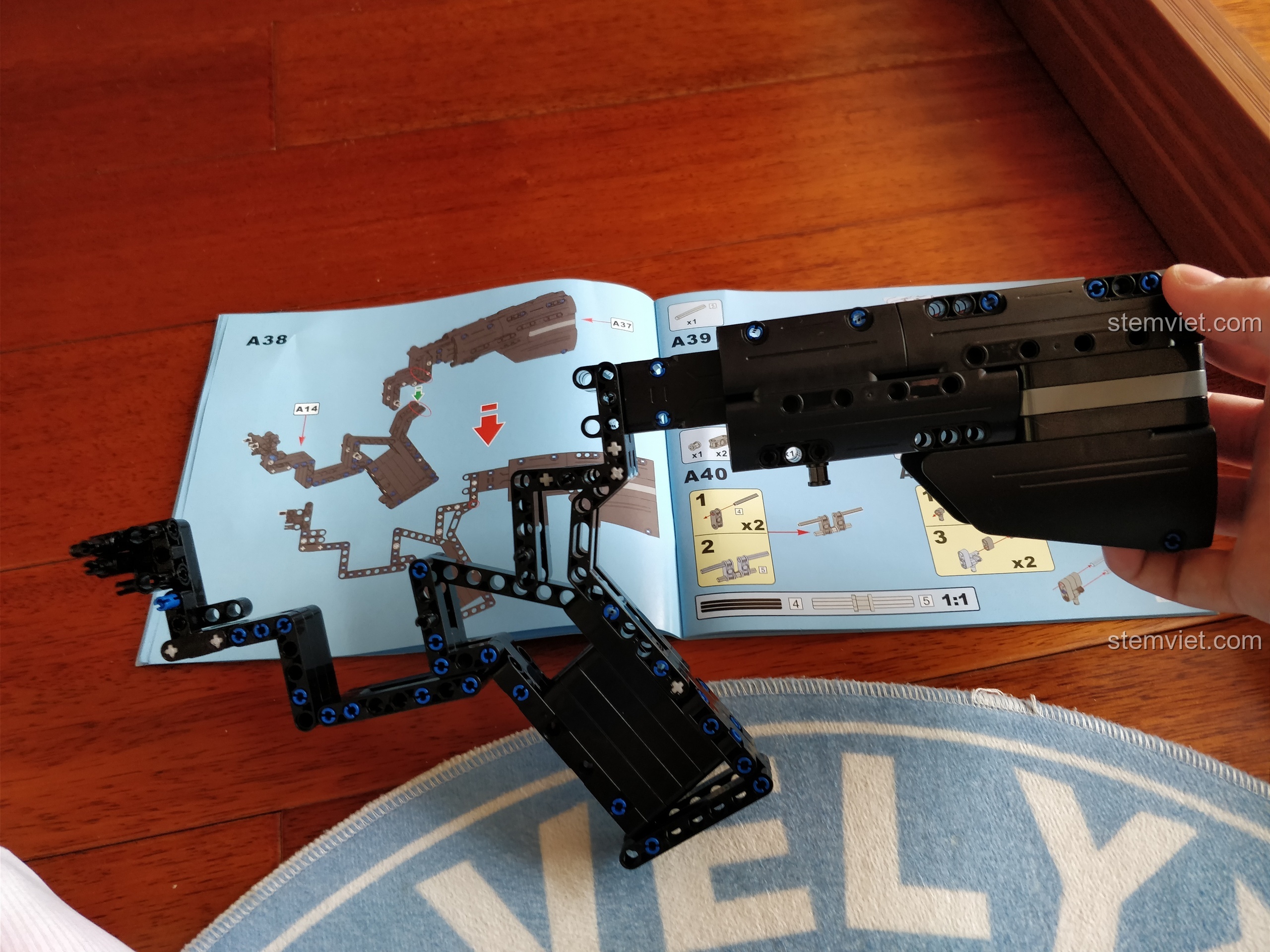 Quá trình ghép nối hai phần chính của thân súng trong bộ lắp ráp mô hình Súng M4A1 Carbine C81005.