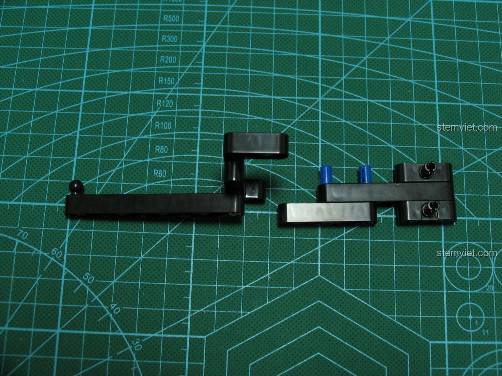 Gắn kết phần thân sau và khung chính của bộ lắp ráp Mô hình Súng M4A1 cho trẻ em trên 8 tuổi.