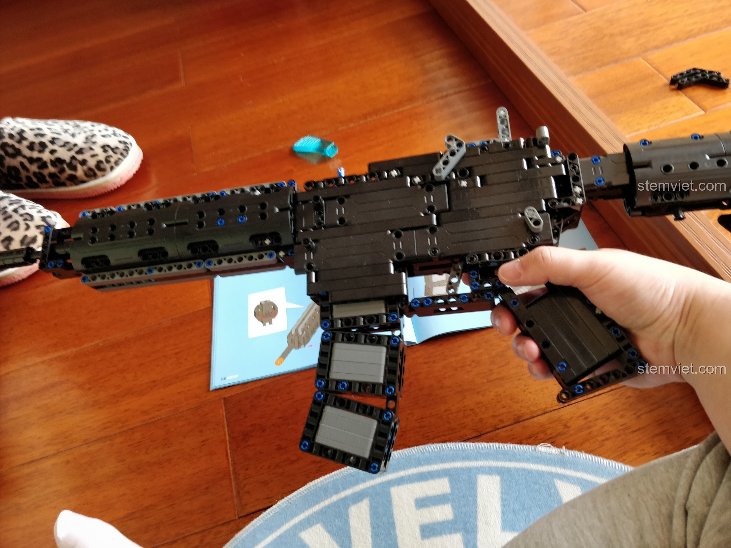 Hoàn thiện mô hình bằng cách ghép nòng súng vào phần thân chính của khẩu M4A1 CaDA C81005.