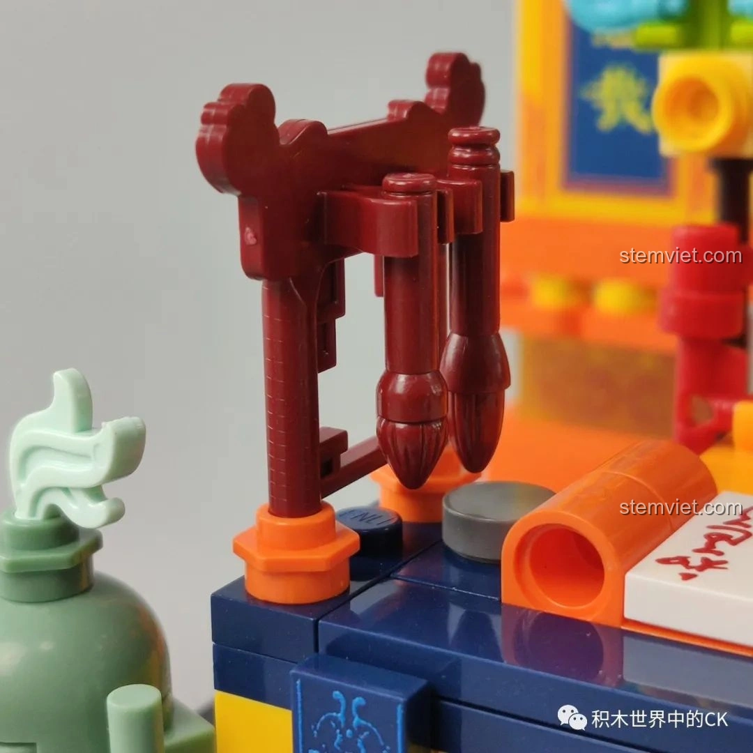 Cận cảnh giá bút lông trong bộ Keeppley K10143, chi tiết nhỏ nhưng tinh tế, tăng tính chân thực.