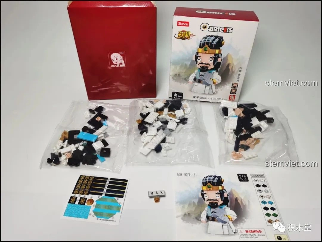 Mô hình Sluban Q-Bricks Gia Cát Lượng với chiếc quạt lông vũ đặc trưng.