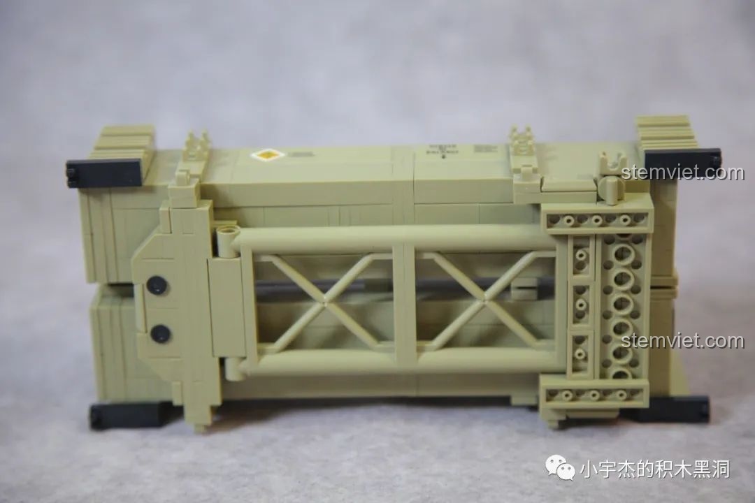 Phần đáy của cụm ống phóng được gia cố bằng các chi tiết lớn để đảm bảo độ vững chắc.