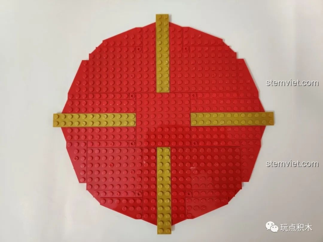 Gia cố phần đáy hộp WOMA C.9122 Hộp đựng mứt Tết bằng các thanh dài màu vàng.