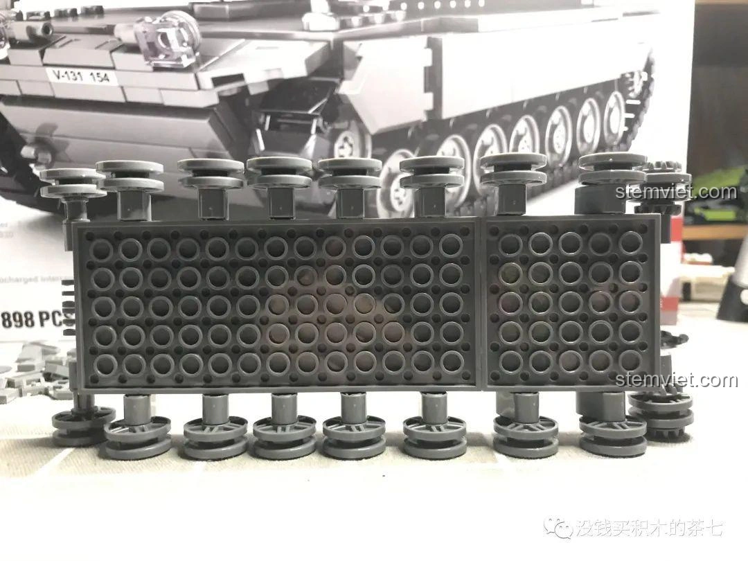 Quá trình gia cố phần đế xe tăng của bộ Jiazhi 0104 Leopard 2A7+, đảm bảo sự vững chắc cho toàn bộ mô hình.