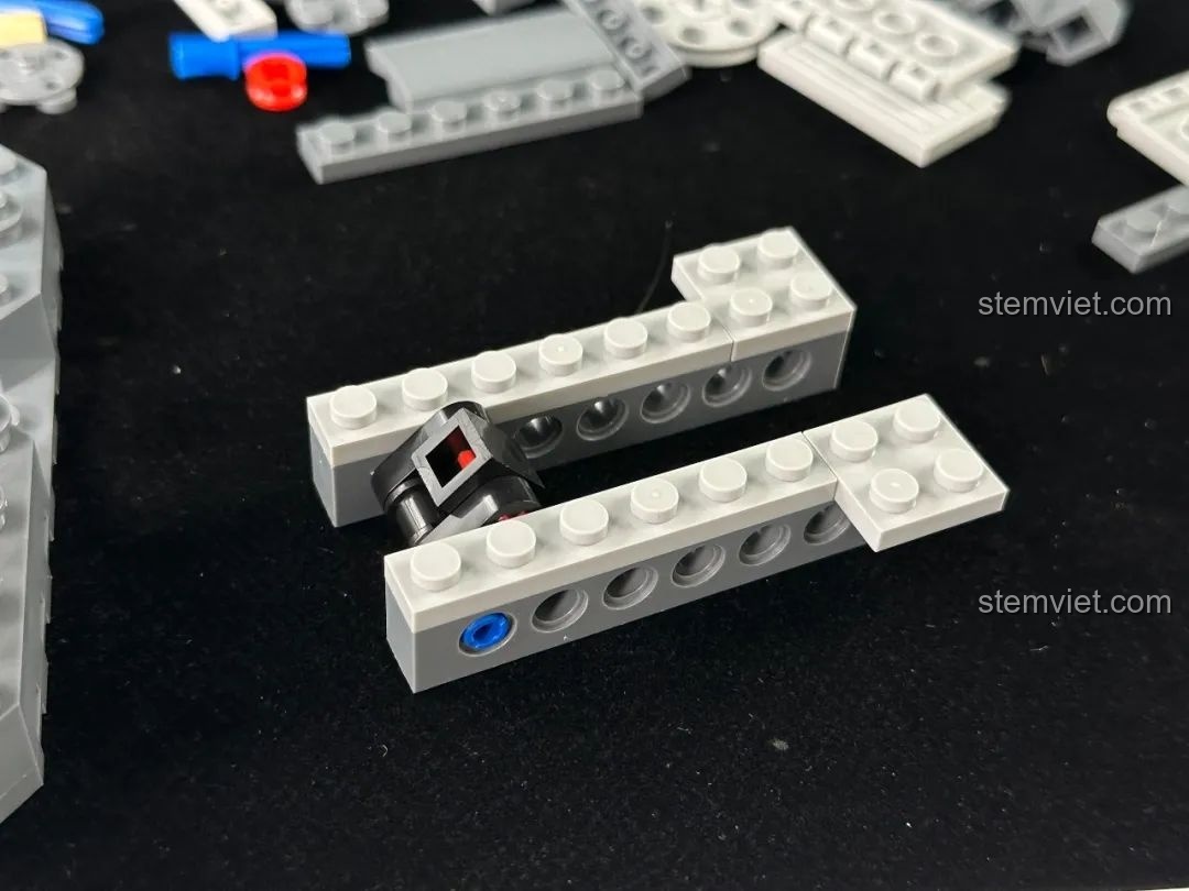 Sử dụng các chi tiết kỹ thuật để gia cố khung của mô hình máy bay ném bom tàng hình thế hệ mới Panlos Brick.