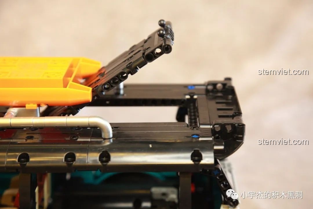 Chi tiết giá để đồ trên nóc xe K Box 10510, với một chiếc thuyền kayak màu vàng và các thanh kim loại.