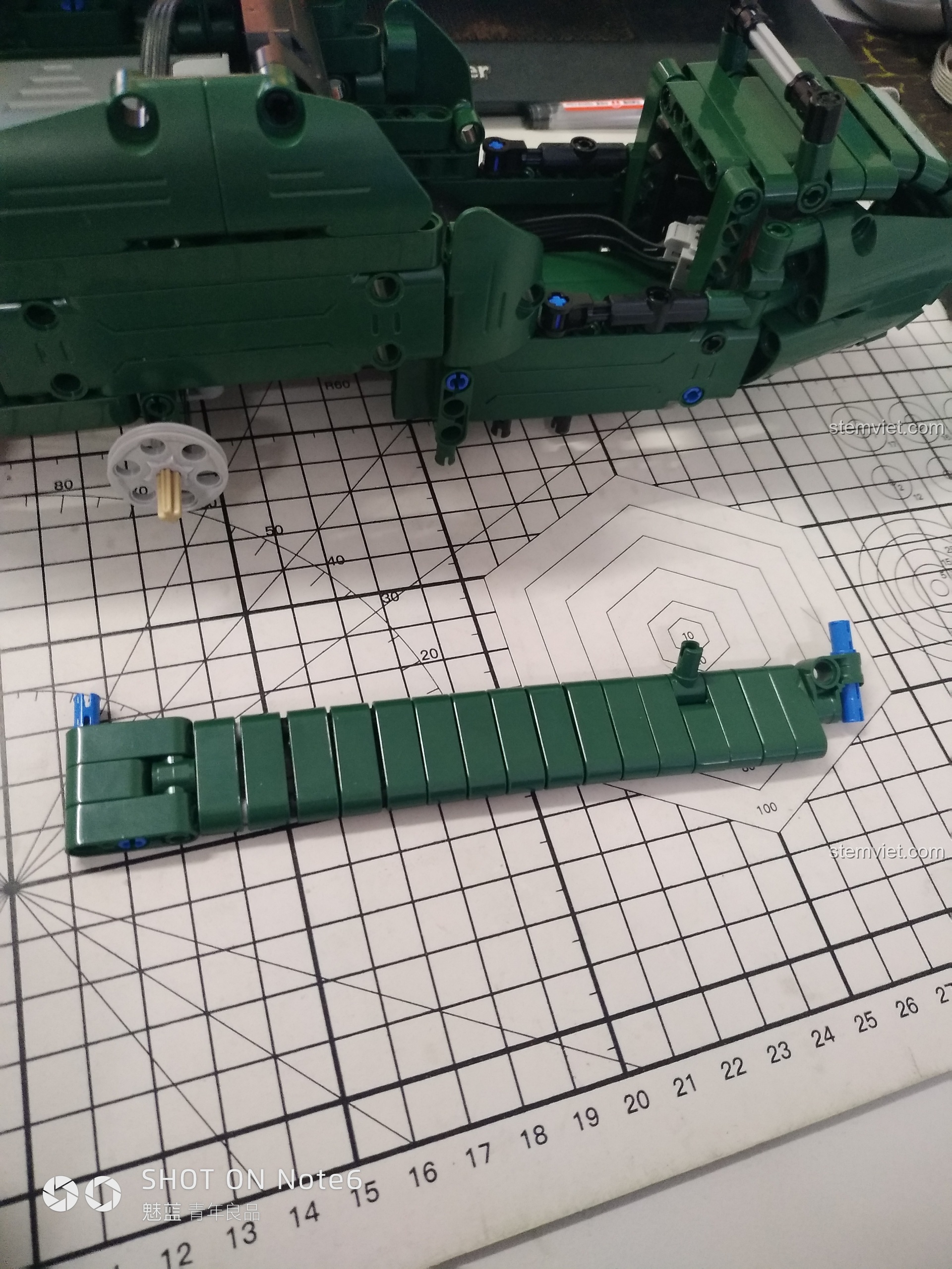 Chi tiết giá đỡ lốp dự phòng trên thùng xe của mô hình CaDA C51021, có thể mở ra để thay pin.