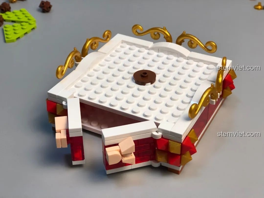 Giá Đựng Trang Sức Cây Thông Noel JAKI đã hoàn thành, thân cây có hiệu ứng chuyển màu, các nhánh dùng để treo trang sức.