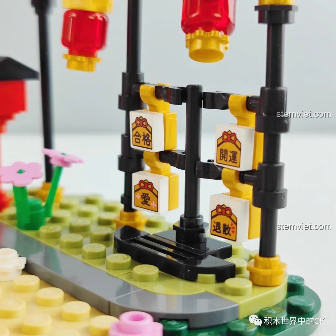 Chi tiết các thẻ cầu nguyện Ema được treo trên giá trong bộ K20707.