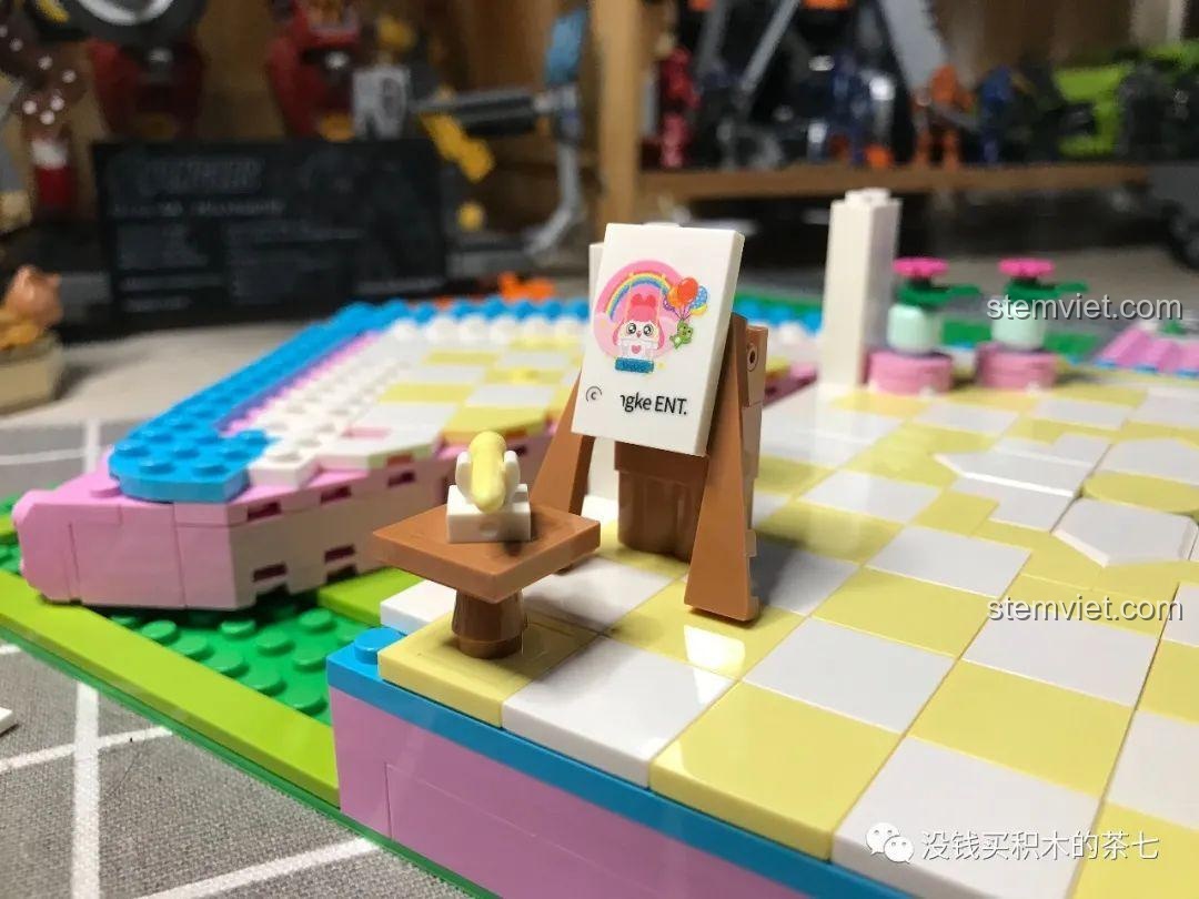 Giá vẽ với bức tranh cầu vồng và một tác phẩm điêu khắc nhỏ trong bộ Lâu Đài Hoàng Gia 604003.